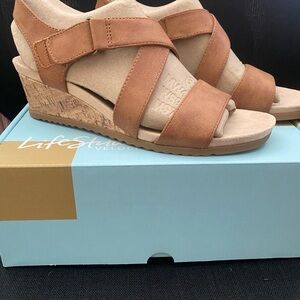 Life Stride Women's Brown and Tan Wedge Sandals New in Box   9 1/2 Wide